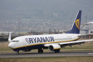 Ryanair_(EI-EKR),_Belfast_City_Airport,_April_2010_(05)