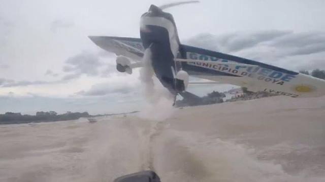 Το αεροπλάνο πέρασε ξυστά πάνω από τα κεφάλια τους! (βίντεο)