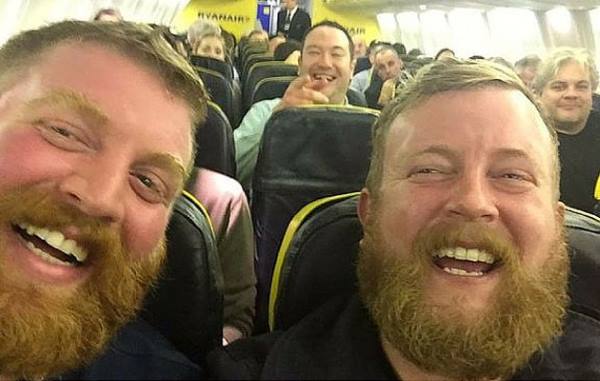 Επιβάτης αεροπλάνου βρήκε στον διπλανό του τον σωσία του!