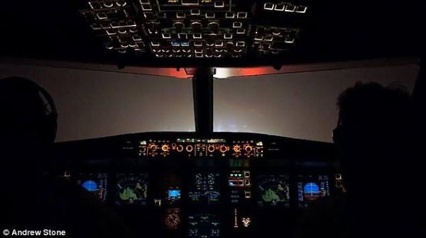 Προσγείωση αεροπλάνου σε πυκνή ομίχλη (βίντεο)