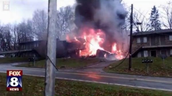 Η σοκαριστική στιγμή που αεροπλάνο καρφώνεται σε σπίτι (βίντεο)