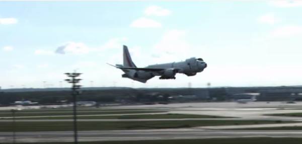 Boeing γίνεται… ανδροειδές λίγο πριν την προσγείωση του (βίντεο)
