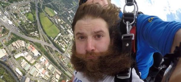 Πήδηξε από αεροπλάνο μπροστά στους γονείς του μέσω skype (video)