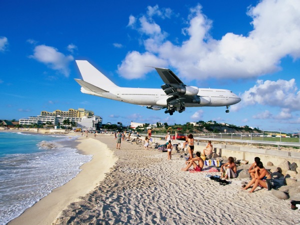 1airliner-landing-at-airport-maho-bay-saint-martin