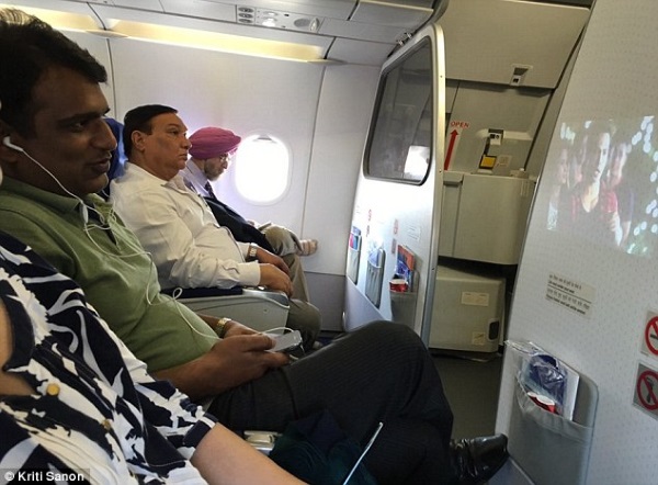 Έβλεπε στο αεροπλάνο ταινία κατεβασμένη παράνομα ενώ δίπλα του είχε την πρωταγωνίστρια