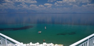 Telegraph: Αυτά είναι τα 10 καλύτερα παραθαλάσσια ξενοδοχεία στην Ελλάδα