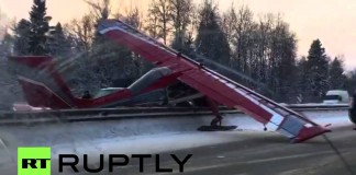 Αναγκαστική προσγείωση σε… αυτοκινητόδρομο της Μόσχας