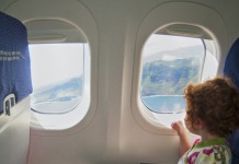 Γιατί δεν πρέπει να ακουμπάμε το κεφάλι στο παράθυρο του αεροπλάνου -Αεροσυνοδός εξηγεί