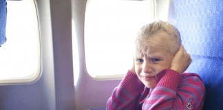 Γιατί πονάνε τα αυτιά μας στο αεροπλάνο;