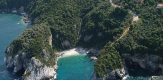 Guardian: Δύο ελληνικές -outsider- παραλίες στις 50 καλύτερες του κόσμου