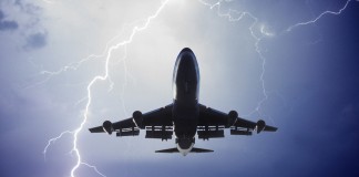 Boeing 777 χτυπήθηκε στο φτερό από κεραυνό
