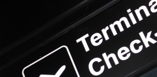 Άνδρας «φόρεσε» όλη τη βαλίτσα του για να γλιτώσει την παραπάνω χρέωση!