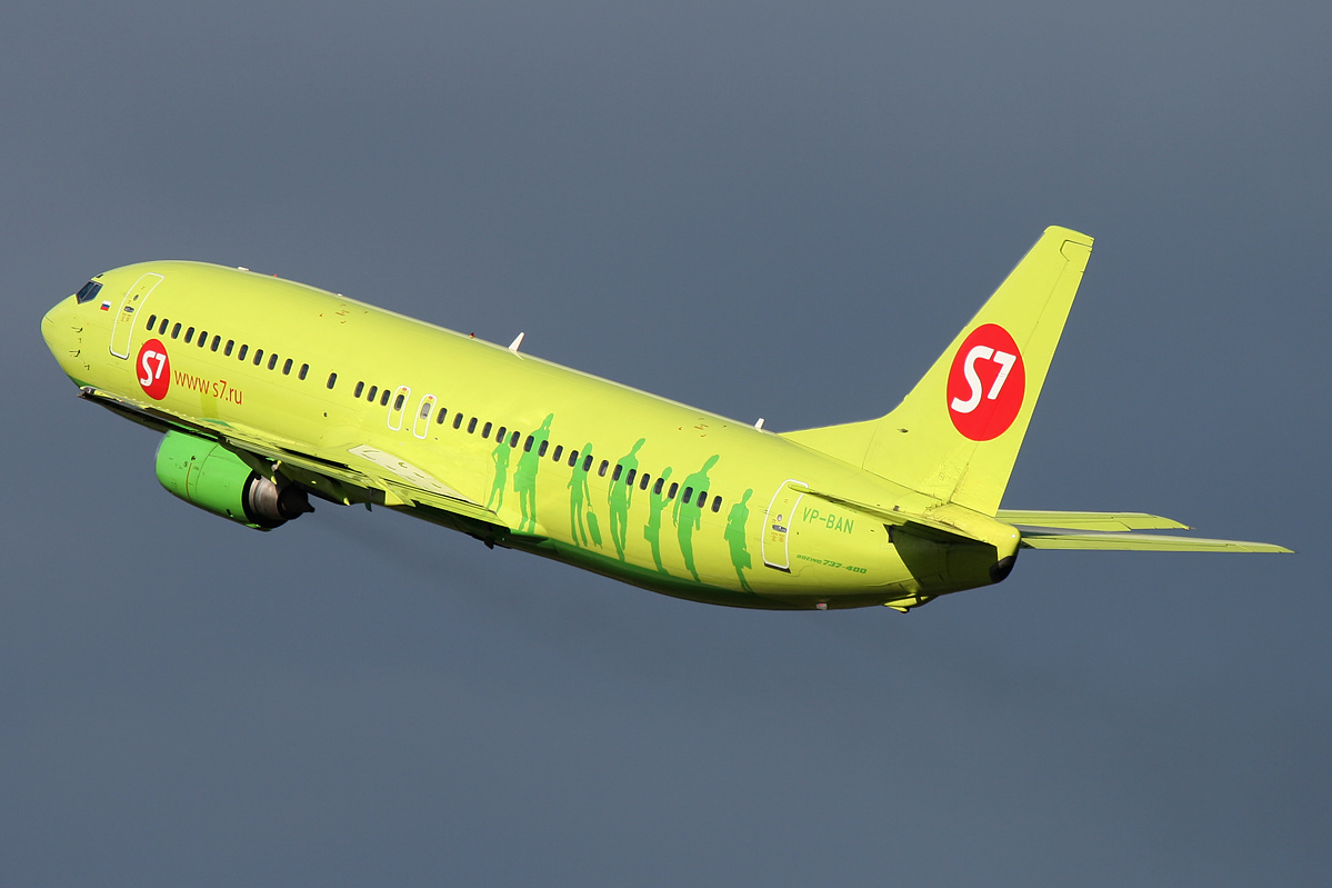 S7_Airlines_Boeing_737-400_VP-BAN_DME_September_2009