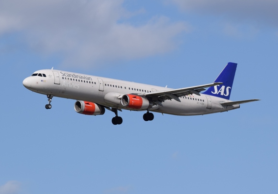 SAS_Scandinavian_Airlines_Airbus_A321-200_(OY-KBB)_arrives_London_Heathrow_11Apr2015_arp
