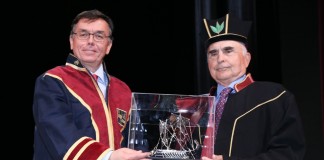 O Θ. Βασιλάκης έγινε Επίτιμος Διδάκτορας του Παν. Πειραιώς