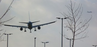 Επίδειξη μαεστρίας από πιλότο που προσγειώνει αεροσκάφος με απίστευτο αέρα (Βίντεο)