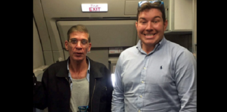 Ο όμηρος που βγήκε φωτογραφία με τον αεροπειρατή της πτήσης MS181