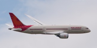 Αεροσκάφος «έπεσε» στο έδαφος από γερανό (Βίντεο)