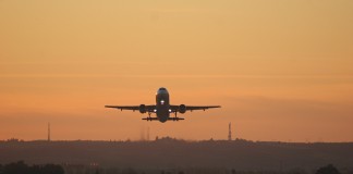 Γιατί χαμηλώνουν τα φώτα στην προσγείωση και την απογείωση;