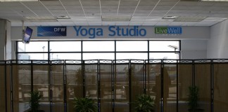 Κάνοντας γιόγκα εν αναμονή της πτήσης