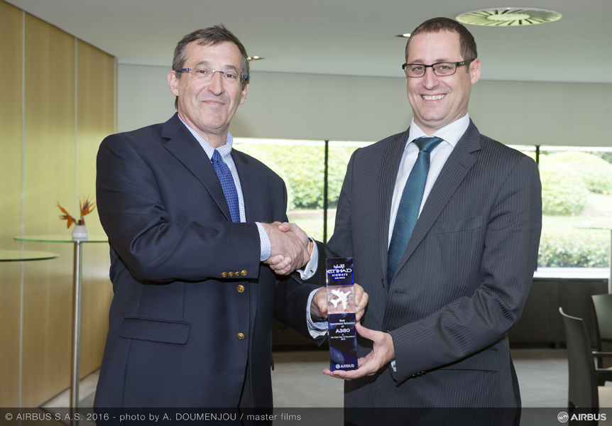 L-R Didier Lux Airbus - Jeff Wilkinson EY A380 AWARD