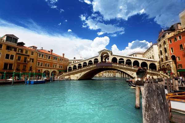 Rialto-bridge-in-Venice-Italy-1400