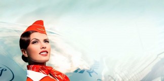 Γιατί οι αεροσυνοδοί μας υποδέχονται με τα χέρια πίσω από τη μέση;