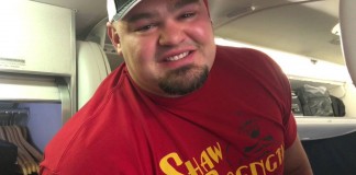 Πως χωράει ένας «γίγαντας» μέσα σε ένα αεροπλάνο; (Βίντεο)