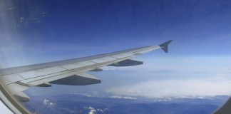 Γιατί τα παράθυρα των αεροπλάνων έχουν μία τρύπα;