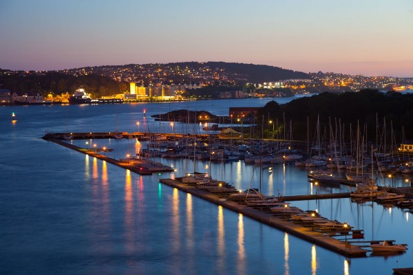 stavanger-marina-at-night-norway-1600x1066