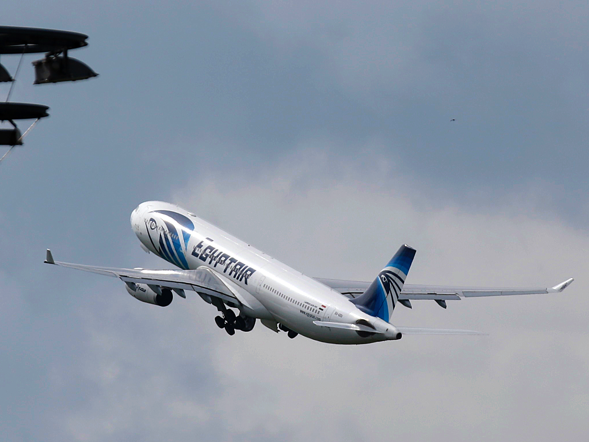 a-us-review-of-egyptair-satellite-images-shows-no-signs-of-a-blast-on-board