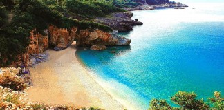 Guardian: Η Φακίστρα Πηλίου ανάμεσα στις πιο εντυπωσιακές παραλίες του κόσμου