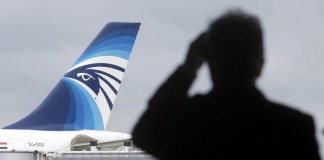 Σενάρια για «μάχη» στο πιλοτήριο του μοιραίου Airbus