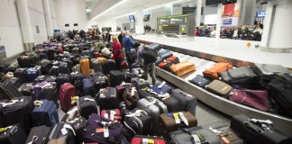 Οι αεροπορικές βγάζουν..στο σφυρί τις χαμένες βαλίτσες