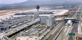 Οι φωτογραφίες του Άλμπερτ Μάγιερ σε «πτήση» στο αεροδρόμιο