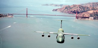 Το υπερ-αεροπλάνο των ΗΠΑ που μπορεί να μεταφέρει άλλα αεροπλάνα (Βίντεο)