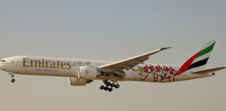 Η εικόνα του Ανδρέα Σάμαρη σε αεροπλάνο της Fly Emirates (Εικόνες)