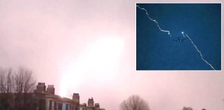 Αεροπλάνο χτυπήθηκε από αστραπή (Βίντεο)