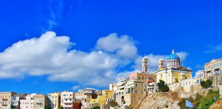 Η Daily Mail «πήγε» Σύρο!