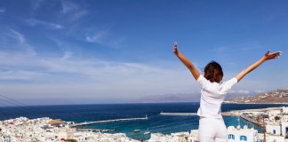 Γάλλοι και Αμερικανοί τουρίστες τα δίνουν όλα για την Ελλάδα!