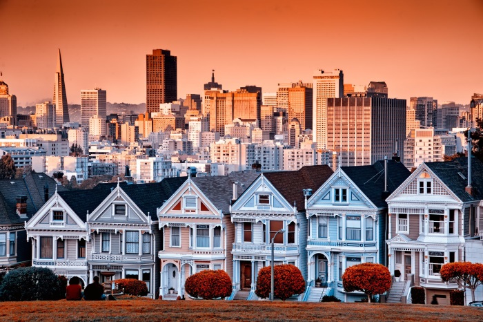 Victorian-homes-on-Steiner-Street-and-the-San-Francisco-skyline-from-Alamo-Square-Park