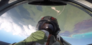 Τι γίνεται όταν προσπαθήσεις να πιεις νερό μέσα σε μαχητικό αεροσκάφος;