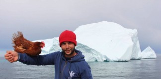 Tαξιδεύοντας τον κόσμο με μία… κότα (video-photos)