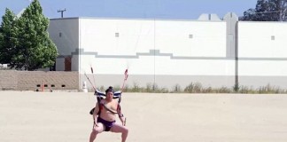 Πέταξαν από αεροπλάνο παλαιστή σούμο – Δεν πρόκειται να βρείτε τι διαφήμιζαν (Video)