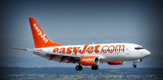 Κλειστά κρατά τα χαρτιά της η easyJet αν θα φύγει από τη Βρετανία