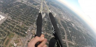 Ολύμπια ψυχραιμία – Δείτε τι έκανε όταν έχασε το αλεξίπτωτό του (Video)