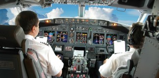 Δείτε πως προσγειώνεται αεροπλάνο μέσα από το πιλοτήριο (Video)