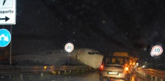 Αεροπλάνο ξέφυγε από τον διάδρομο και κατέληξε στον… δρόμο