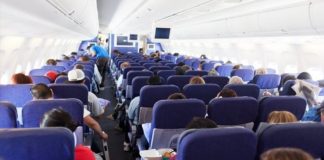 Μουσουλμάνα αεροσυνοδός μηνύει την εταιρεία της γιατί την ανάγκαζε να… σερβίρει αλκοόλ