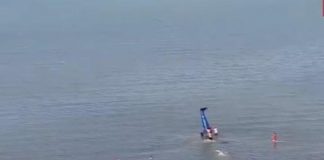 Η στιγμή που αεροπλάνο «βουτάει» στη θάλασσα (Video)